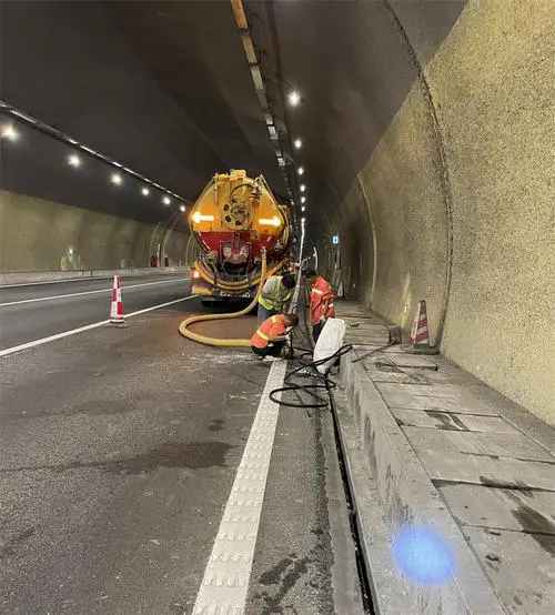 毛阳镇隧道排水渠清淤